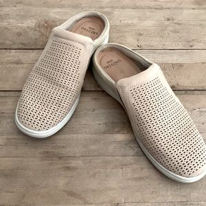 earth Origins Emilia Clogs